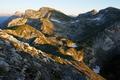 Zunchst aber wird mich mein Weg durch die Mulde zwischen Scharwand (rechts - mein 6. und vorletzter Gipfel am Nachmittag) und Eiskogel (links in der Sonne) hindurch fhren. Kurz vor meinem Abstieg kommt mit der Morgensonne ganz pltzlich Bewegung in eine groe Schafherde am westlich gegenber liegenden Grashgel.