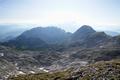 Im Osten der Almkessel um die Laufener Htte, dahinter abgeschlossen durch den Bergkamm, der von der Tagweide vom Hochkarfelderkopf zieht. Die sdliche Umrahmung - im Bild rechts - bildet der markante Fritzerkogel. Smtliche Gipfel habe ich (inklsuive dem Bleikogel) am 22.07.2006 besucht und habe dabei einen ziemlichen Flssigkeitsmangel erlitten.