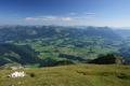 Der Blick schweift nach Norden ber den Talkessel um Abtenau und hinber zum Postalmgebiet, welches ber eine Mautstrae erreicht werden kann.
