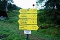 Start bei der Halmoosalm auf 1.300 Meter Hhe. Die in alle Richtungen weisenden Hinweistafeln verdeutlichen das groe Wanderwegnetz im Groarltal mit seinen zahlreichen Almen.