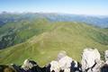 Bei der ausgezeichneten Fernsicht ist es nur logisch, dass der Blick im Westen bis zu den hchsten und eindrucksvollsten Gipfeln sterreichs reicht. Groglockner und Gr. Wiesbachhorn am Horizont. Etwas nher und greifbarer unser weiteres Wandergebiet. Das sanfte Almgelnde ber die Filzmooshhe zum Filzmooshrnd (rechts der Bildmitte). Danach weiter nach links ber den Spielkogel zum Hundeck.