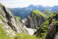 Mich fasziniert - mindestens ebenso sehr - der Ausblick Richtung Osten. Im Hintergrund der Faulkogel - das etwas hhere Mosermandl ist im Dunst nur mehr mit viel Phantasie erkennbar.