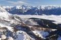 Auch weiter stlich erkennt man das gesamte Obere Ennstal unter Nebel. Darber die Gipfel um die Hochwildstelle. Im Bereich der Bildmitte bzw. unterhalb davon der Brandriedel, ebenfall ein schnes und sehr einfaches Schneeschuhtouren-Ziel ber der Ramsau.