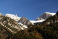 Und es war auch genau dieser Ausblick zum deutlich sichtbaren Guttenberghaus (unterhalb der Bildmitte), der mich bereits letzte Woche auf die Idee brachte, diesem Wanderziel wieder einmal einen Besuch abzustatten. Links und rechts der Schutzhtte erkennt man die Gipfelziele Eselstein und Sinabell.