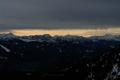 Auch wenn das Wetter am Nachmittag nur noch suboptimal war, durfte ich dennoch wieder einen sehr schnen Wandertag genieen. Blick ber die Niederen und Hohen Tauern, auf einen schmalen - den berhmten - 