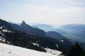 Blick Richtung Osten zum markanten Hochtausing. Im trben Hintergrund erkennt man einige Gesusegipfel.