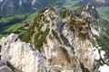 Der Steig verluft oben am Grat in mehrfachem Auf und Ab hinber zum Gwhnlistein (Gwendlingstein) rechts hinten.