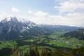 ... und nach Westen hinab ins steirische Salzkammergut um Tauplitz und Bad Mitterndorf. Links der Grimming, danach folgt der Kammspitz. Am Horizont die hchsten Dachsteingipfel ber dem Gletschergebiet.