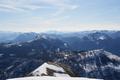 ... und etwas weiter entfernt - die Gegend um den Hochkalmberg (links der Bildmitte), auf welchem wir am 06.03.2008 im oberen Bereich eine auerordentlich tolle Pulverschnee-Schitour erleben durften. Rechts der Bildmitte der Plassen (18.05.2007). Oberhalb der Bildmitte am Horizont - der heimatliche Grimming.