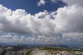 Whrend meiner Gipfelrast am Hebenkas haben sich die Wolken ber dem Zentralplateau des Toten Gebirges allmhlich verdichtet. Wie bereits erwhnt, war fr heute zwar Schnwetter prognostiziert, um die Mittagszeit knnte es aber ausnahmsweise im Bergland auch kurze Regenschauer geben. Dass diese dann so pnktlich sein wrden - um exakt 12:00 Uhr setzte ein 10-mintiger starker Sprhregen ein - verwunderte mich dann aber doch, vor allem da es nur aus einer einzigen Wolke genau ber mir zu regnen schien.