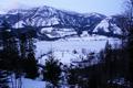 Start in der Morgendmmerung in Grundlsee-Gssl / Ortsteil Schachen beim Parkplatz der Phringerhtte. Die Schneedecke reicht noch bis ins Tal (der Grundlsee ist berhaupt noch fast zur Gnze von Eis bedeckt), allerdings war der Schnee bereits in der Frh weich und durchfeuchtet - und das sollte sich auch bis zum Gipfel nicht ndern. 
