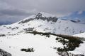 Die Idee, zu den Ofenkgeln weiter zu wandern, habe ich angesichts dieser Verhltnisse nun wieder fallen lassen. Stattdessen stieg ich ber den Nordrcken auf den Hetzkogel auf, wo ich mich an wingeschtzter Stelle hinter Felsen zur Jause niederlie, und den Blick auf den gegenberliegenden Elm schweifen lie ...