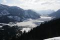 Entlang der Schidoo-Spur gehts auf weicher Schneedecke wieder hinunter ins Tal mit dem weitgehend eisbedeckten Grundlsee.