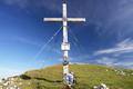 In zunehmend kalten Wind erreiche ich das Gipfelkreuz auf der 
