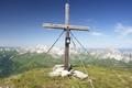 ... gelange ich auf das Mckenumschwrmte Gipfelkreuz auf der Zwillingwand in 2.518 Meter Hhe. Links vom Kreuz im Hintergrund das Mosermandl.