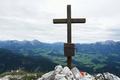 Und tatschlich - unser drittes Gipfelkreuz am heutigen Tage. Mit wunderbarem Ausblick ber Windischgarsten und darber hinaus in die Haller Mauern in den nrdlichen Ennstaler Alpen (links) sowie zum Warscheneckstock im Toten Gebirge (rechts).