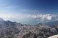 Die gletscherbedeckten Gipfel der Hohen Tauern im Sden heben sich kaum vom Wolkenkranz ab.