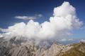 Hoch trmen sich die Wolken im Norden auf.