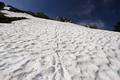 Ziemlich genau bis zur Kammalm auf 1.600 Meter Hhe steige ich nun im Schnee ab. Durch die kurze Hose und das hufig tiefe Einsinken fllt mir viel Schnee in die Schuhe.