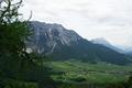 Blick vom Freienstein ber den Talkessel um Grbming-Winkl. Rechts hinten im Dunst - der Grimming. Links thront gro der Kammspitz. An seinem rechten Auslufer der unscheinbare Fortsatz des Wintersteins.