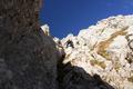 Die zahlreichen Stahlbügel im Felskamin ermöglichen auch dem normalen Wandersmann bzw. der Wandersfrau den Aufstieg ...