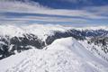 Der spurendurchfurchte Gipfel mit einigen Bananenschalen (!) ist erreicht. Ausblick Richtung Norden (links die Gipfel um Gamskarkogel und Frauenkogel, rechts das Groarltal Richtung Sankt Johann im Pongau) ...
