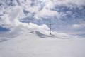 Das Gipfelkreuz auf der Karlspitze steht nicht am hchsten Punkt, sondern auf dem etwas niedrigeren nrdlichen Vorgipfel. Lange hielt ich mich nicht am heftig umwindeten Gipfel auf, zumal die Sonne jetzt auch zunehmend von Wolken verdeckt wurde.