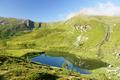 ... hinauf zum Karnersee, hinter dem wir unsere Nachmittagsziele gut berblicken knnen. Rechts das Kleine Gurpitscheck - leicht hinter Nebelschwaden versteckt - und links die unscheinbare Karneitschenhhe.