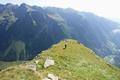 Schlielich erreichen wir auf einer Hhe zwischen 2.260 und 2.280 Meter den anfangs breiten und grasbewachsenen Ostrcken des Karnerecks.