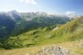 Auf der anderen Seite des Sattels blicken wir ber das sdliche Taurachtal bereits in die Radstdter Tauern. Links der Hochfeind-Kamm mit dem wuchtigen Weieneck. Rechts im Hintergrund die Bergkette um das Mosermandl ber dem Riedingtal.