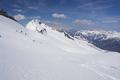 Auf einer Hhe zwischen 2.300 und 2.200 Meter quere ich stlich am Kreuzkogel vorbei. Whrend der Bruchharsch oberhalb von 2.400 Meter Hhe nicht sonderlich berauschend war, kann ich hier weiter unten beste Firnbedingungen genieen.