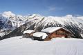 Die Modereggalm mit herrlicher Aussicht in die gegenberliegenden Radstdter Tauern im Bereich des Nebelkarecks.