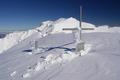 Gerade im obersten Abschnitt des Anstiegsweges auf den Kleinmlbing erfordert diese Wechte groe Vorsicht und Umsicht. Heute aber war es selbst mit Schneeschuhen ein Einfaches, das recht neue Gipfelkreuz (Jahrgang 2007) mit dem etwas abseits stehenden Gipfelbuch zu erreichen. Im Hintergrund erheben sich Mittermlbing und ber einen kurzen Grat nach links der Hochmlbing.