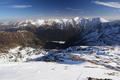 ... und zurck ber das Aufstiegsgebiet. Links die Klafterseen und drauen im Tal - ungefhr in Bildmitte - der schneebedeckte Wiesenboden bei der Brualm.