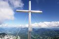 Beim Gipfelkreuz am hheren Nordostgipfel der doppelgipfeligen Kreuzmauer.