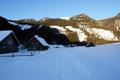 Wie schon bei meiner Schneeschuhwanderung am 26.01.2009 zu Nazogl, Angerkogel, Schwarzkoppen, Kitzspitze und Eisernes Bergl startete ich auch heute wieder an der Pyhrnpastrae sdlich des Pyhrnpasses. Ich lie das Auto wieder unten am Parkplatz vor der Fahrverbotstafel ber die Werksstrae zum Gipsabbau. Aber auch heute einige Autos, die weiter hinauf Richtung Hintersteineralm auffahren, wo das Parken offenbar toleriert wird.