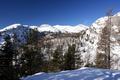 Ausblick vom Lrchkogel ber mein weiteres Aufstiegsgebiet im rechten Bildbereich. Ganz rechts die Felswnde des Khfeldes. Im Hintergrund die schneebedeckten Gipfel des Hochangernstockes zwischen Nazogl und Angerkogel.