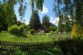 ... und idyllische Grten und Teiche.