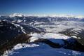 Ausblick ber die Lackenalm hinweg (unterhalb der Bildmitte) bis zu Hochknig und Tennengebirge.