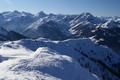 Im Sden einige der bekanntesten Gipfel der Radstdter Tauern um Mosermandl (ganz links), Faulkogel (links oberhalb der Bildmitte) und Ennskraxen (rechts der Bildmitte).