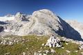 Mein Weg fhrte mich vom Kleinen Ochsenkogel jetzt weiter auf den Mittleren Ochsenkogel (zentral in Bildmitte). Die Route ist hier entgegen einiger meiner Wanderkarten ebenfalls markiert und nicht schwierig.