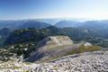 Blick zurck und hinab zum Niederen Ochsenkogel, der von hier - im Gegensatz zur Nordseite - so harmlos wirkt.