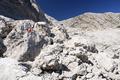 ... zunchst ostseitig, dann nordseitig um die senkrechten Felswnde des Hokogel herum. Einige Schotterfelder oberhalb leicht ausgesetzter, glatter Felsplatten werden auf schmalem Steig berschritten. In diesem Bereich treffe ich auch auf den einzigen Wanderer des heutigen Tages. Nach dieser Passage folgt der Aufstieg in die Howandscharte (oberhalb der Bildmitte). 