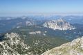 Im Norden der Plassen (rechte Bildhlfte). Links der Bildmitte erkennt man die Hohe Scheibe und davor die freien Almwiesen der Plankensteinalm, beides ausgezeichnete Tourenziele einer groartigen Schneeschuhwanderung am 09.01.2009.