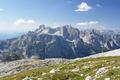 Vom Hokogel steigt man am Anstiegsweg wieder zurck zur Howandscharte und von dieser in die entgegengesetzte Himmelsrichtung auf die Hohe Howand, von wo man einen prchtigen Ausblick auf den Gosaukamm mit der Groen Bischofsmtze genieen kann.