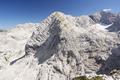Auch der Blick auf den zuvor besuchten Hokogel ist sehr imposant. Die steiglose Aufstiegsroute verluft etwas rechts der Bildmitte.