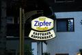 Darum wandere ich rasch die wenigen hundert Meter zurck zum Ausgangspunkt beim Gasthaus Koppenrast, wo sich eine Gruppe lautstark herumalbernder Mnner an einem von mir nicht nher identifizierbaren Spiel duelliert (dabei wird Eisen? durch die Luft auf ein Ziel geworfen - oder so hnlich). Wre es nicht schon so spt geworden, htte ich dem launigen Treiben gerne noch ein bichen beigewohnt.