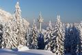 Zunchst fhrt uns die Schneeschuhspur noch ein Stck Richtung Osten, wo wir uns dem markanten und weit ber das Tal sichtbaren Sendeturm nhern.