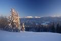 Im Hintergrund leuchten die schneebedeckten Gipfel der Niederen Tauern - in dieser Region die Berge der Schladminger und Radstdter Tauern.