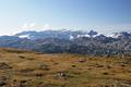 Blick vom weiten, ebenen Gipfelplateau des Schneibstein nach Sden ber das Hagengebirge bis zum Hochknigstock mit dem Gletschereis der 